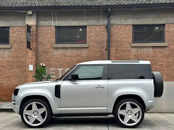 Land Rover Defender 2021