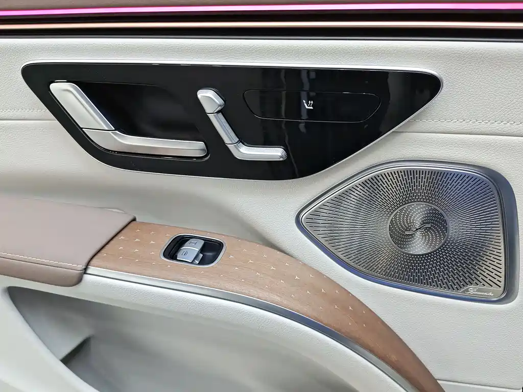 Mercedes-Benz EQS SUV 2023 — фото 10
