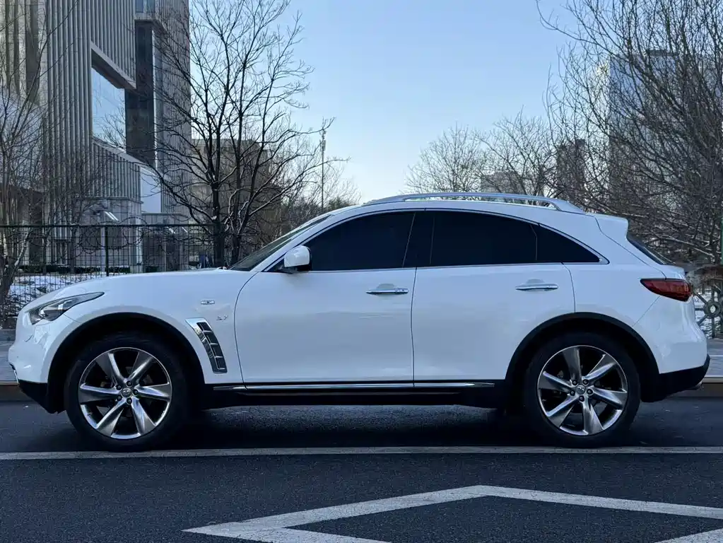 Infiniti QX70 2015 — фото 3