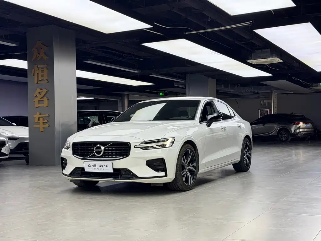 Volvo S60 2022 — фото 1