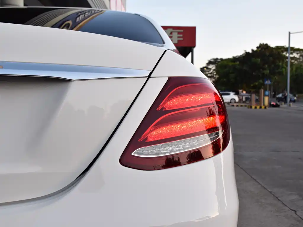 Mercedes-Benz E-Class 2018 — фото 19