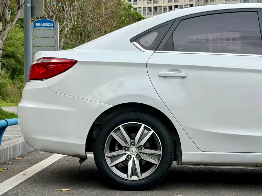 Changan Eado 2016 — фото 12