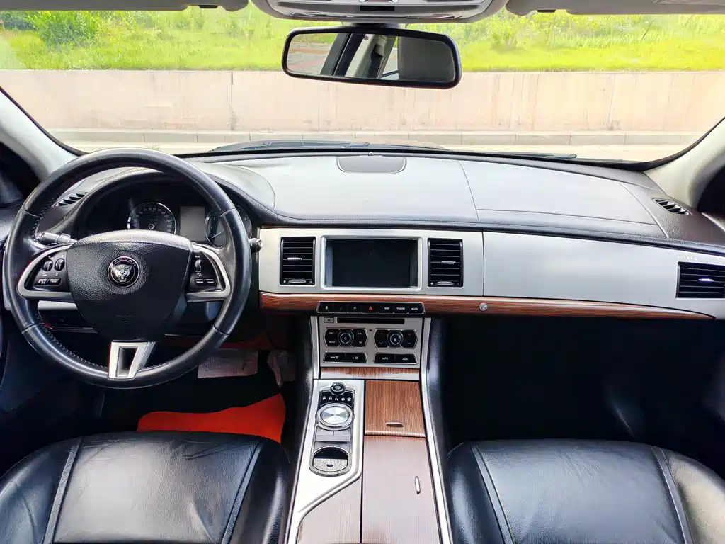 Jaguar XF 2015 — фото 20