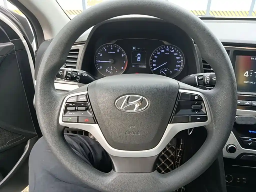 Hyundai Elantra 2018 — фото 11