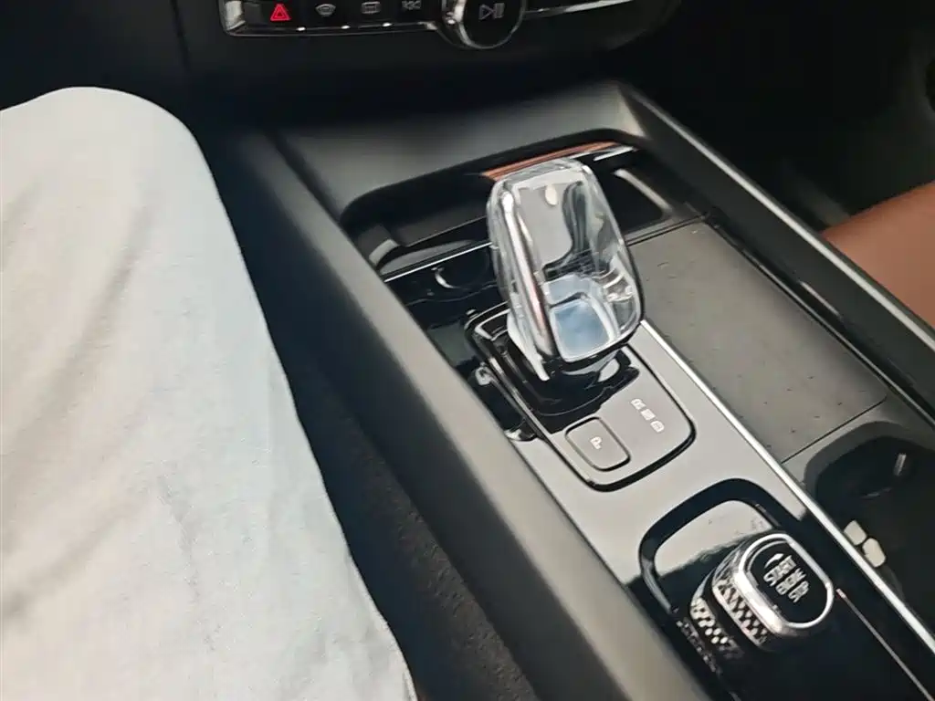 Volvo XC60 PHEV 2021 — фото 14