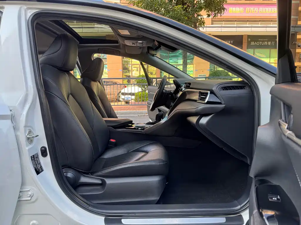 Toyota Camry 2020 — фото 10