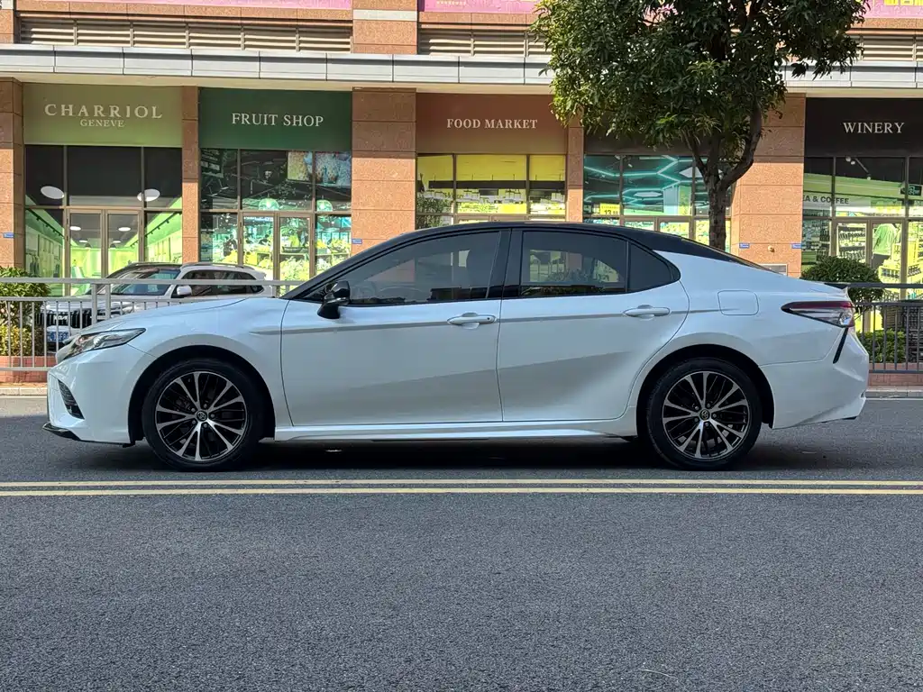 Toyota Camry 2020 — фото 18