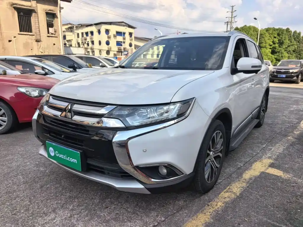 Mitsubishi Outlander 2018 — фото 1