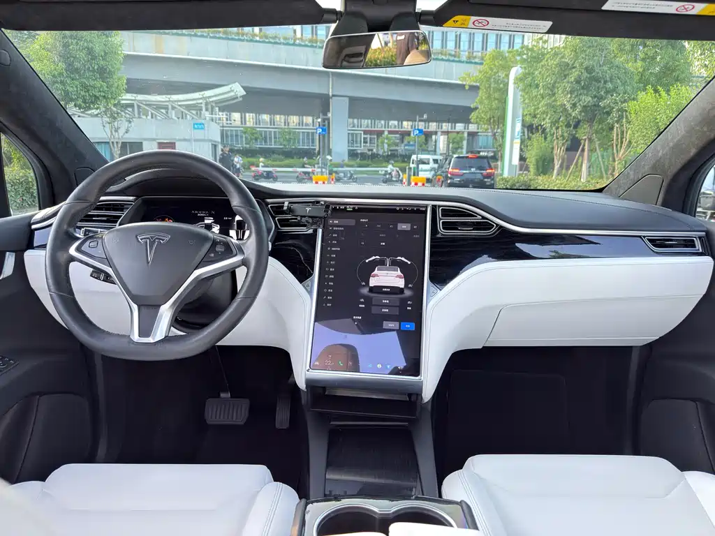 Tesla Model X 2017 — фото 13