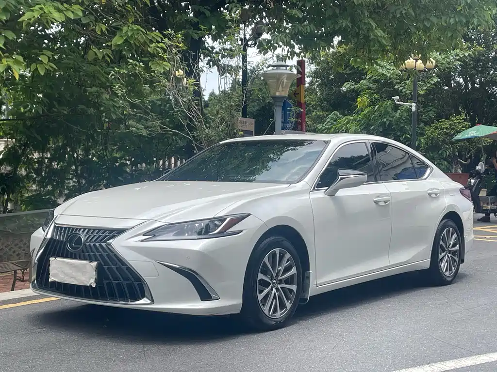 Lexus ES 2024