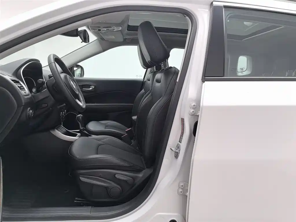 Jeep Compass 2018 — фото 10