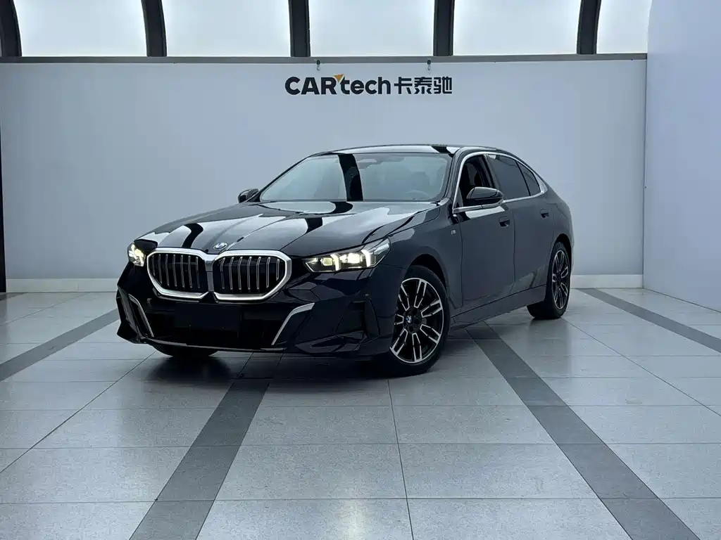 BMW 5 Series 2025 — фото 1