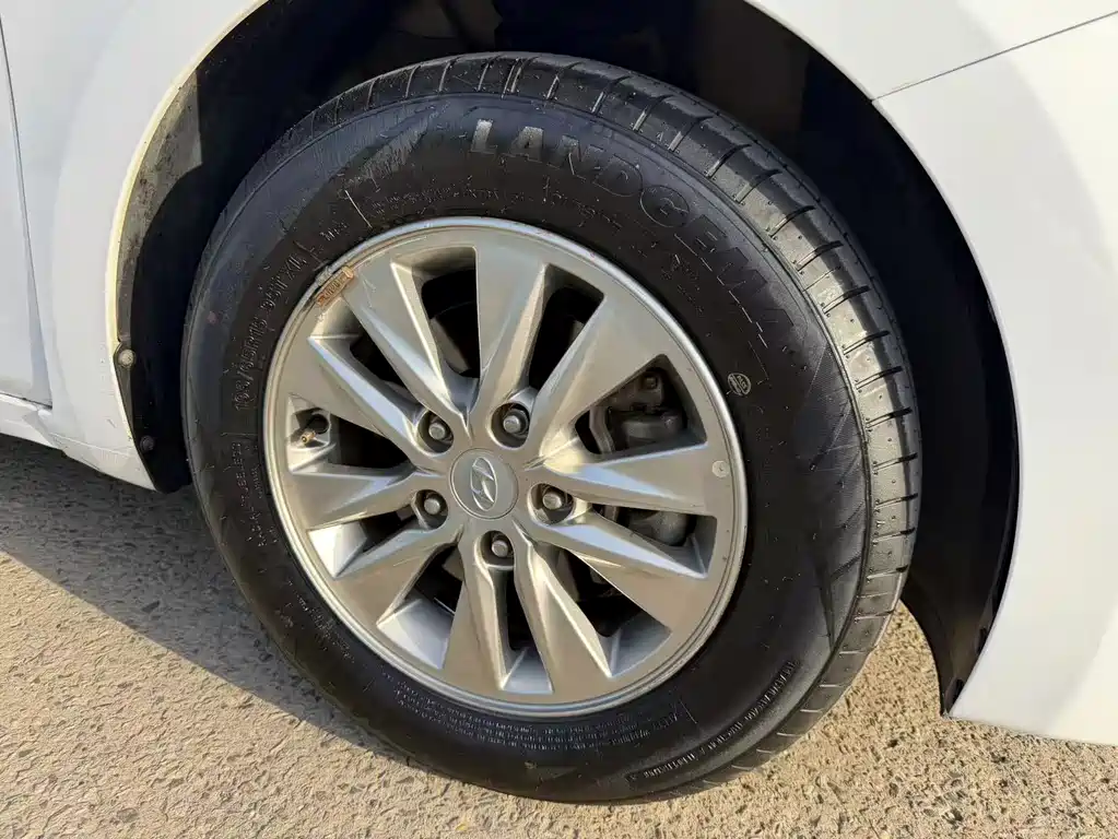 Hyundai Elantra 2019 — фото 12