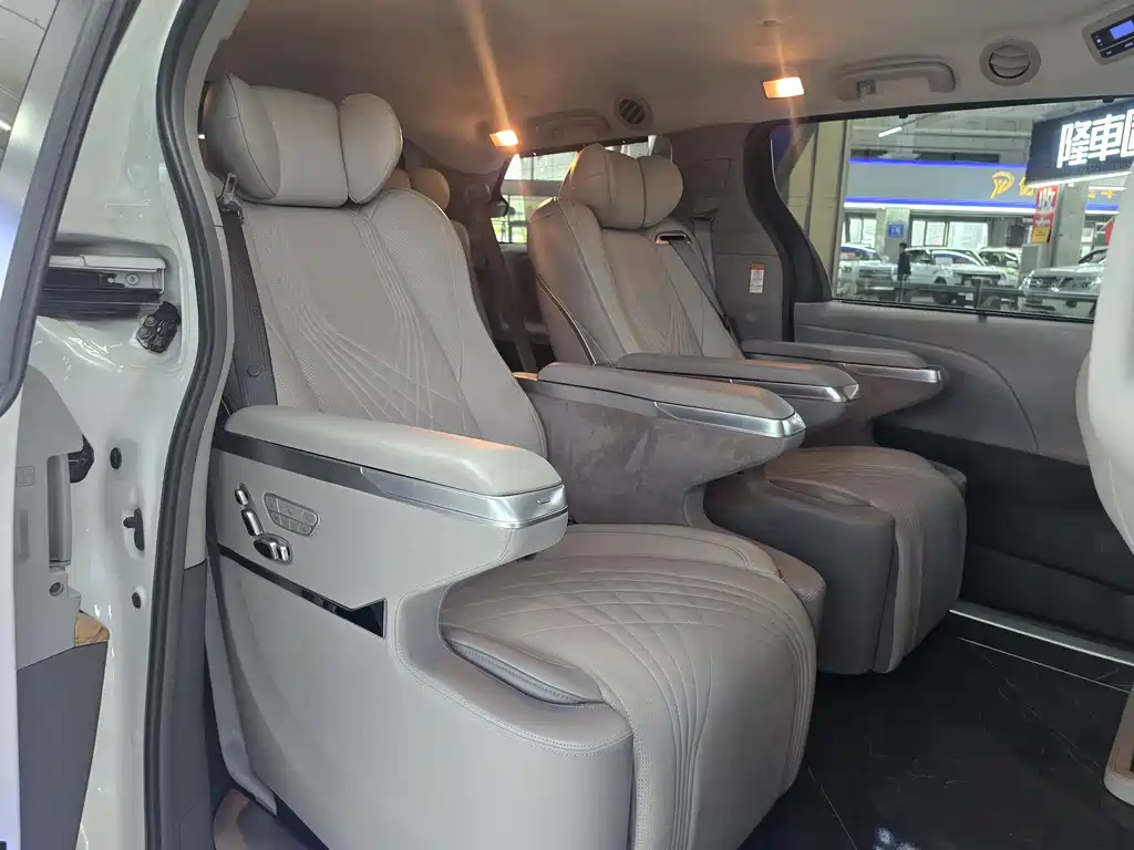 Toyota Sienna 2017 — фото 18