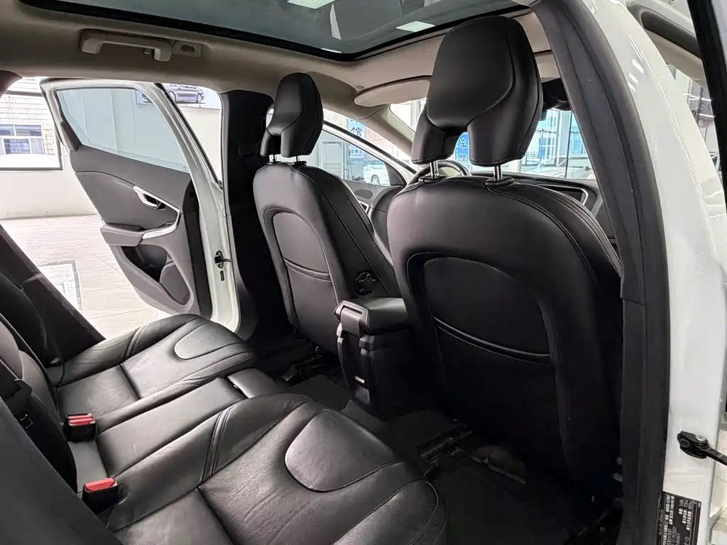 Volvo V40 2017 — фото 11