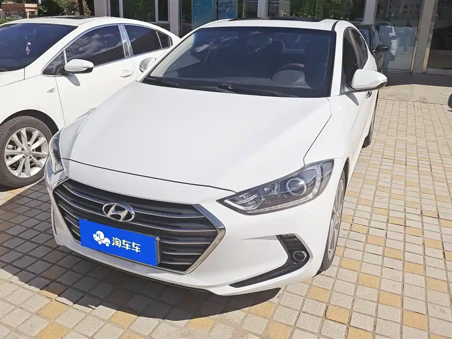 Hyundai Elantra 2018 — фото 1