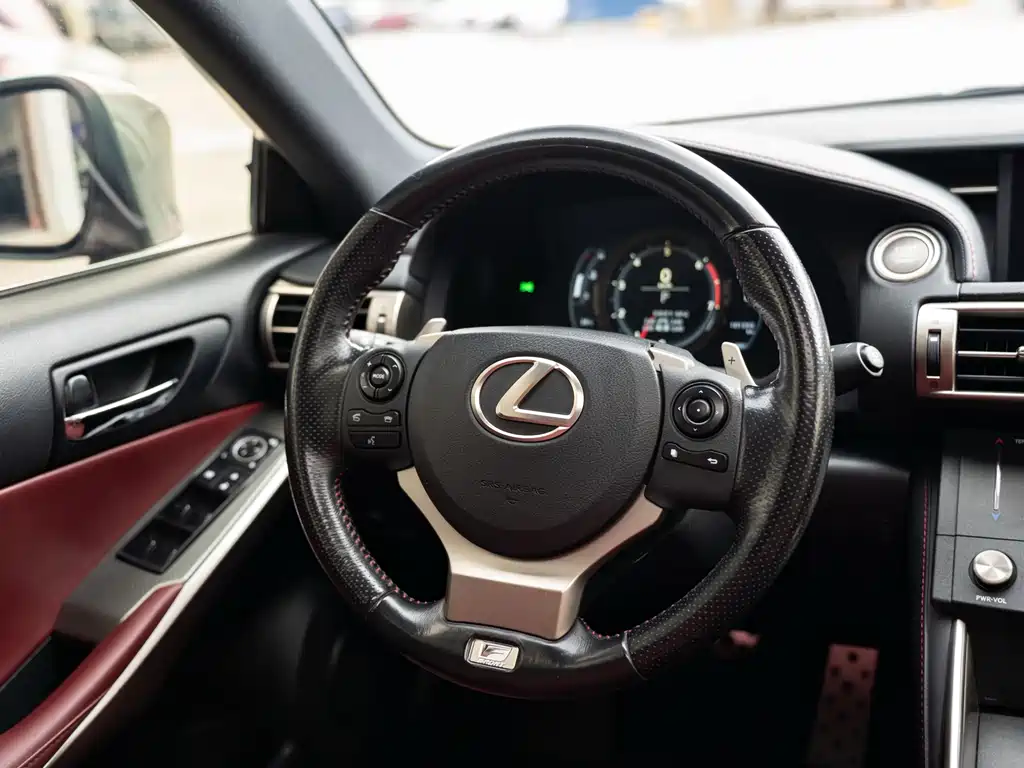 Lexus IS 2016 — фото 11