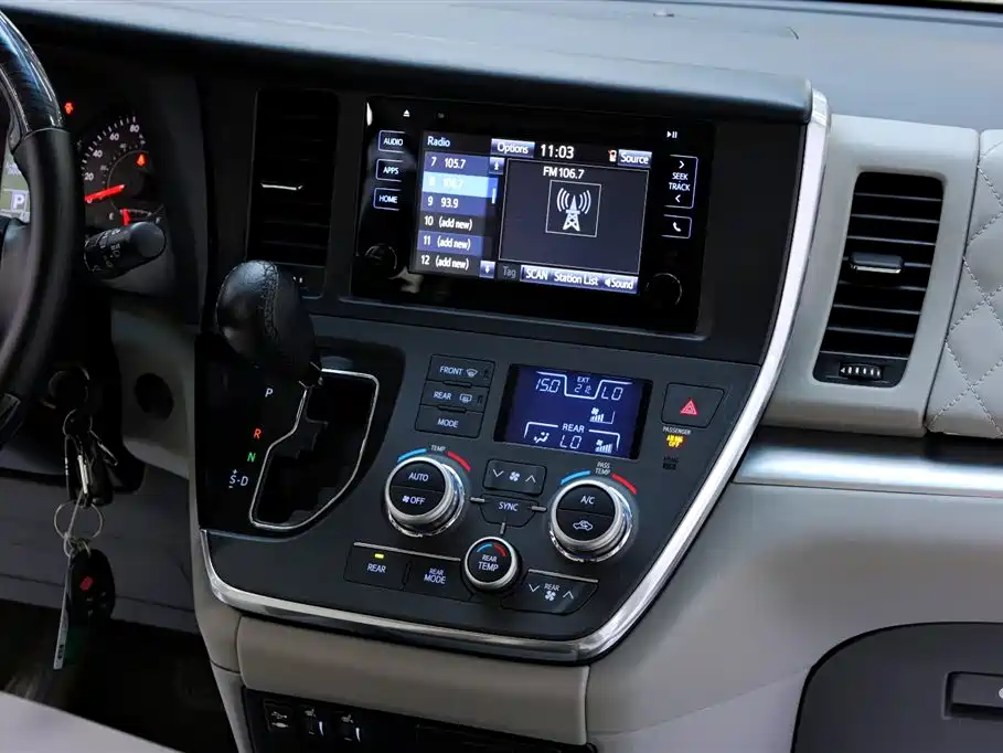 Toyota Sienna 2017 — фото 20