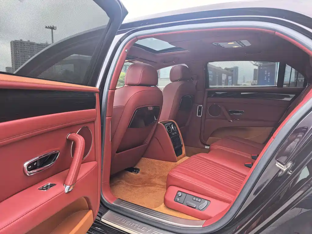 Bentley Flying Spur 2018 — фото 13