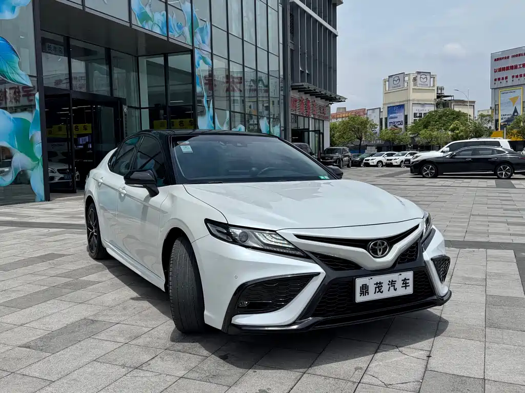 Toyota Camry 2023 — фото 6
