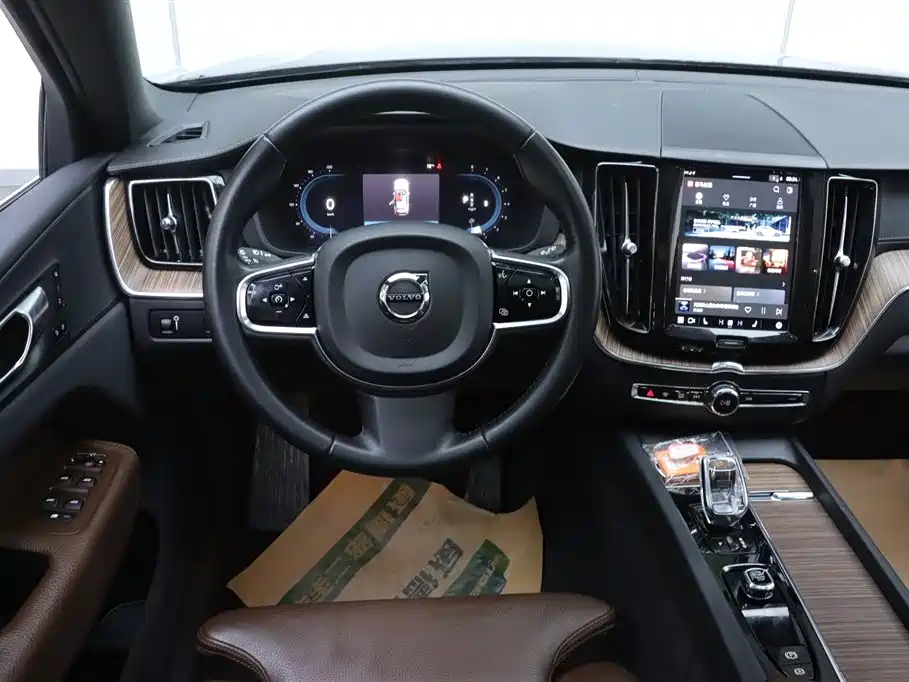 Volvo XC60 2021 — фото 25