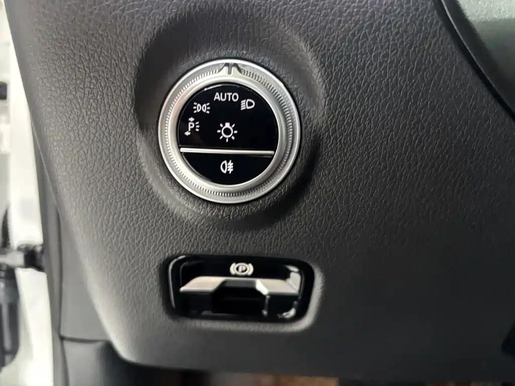 Mercedes-Benz C-Class 2025 — фото 16