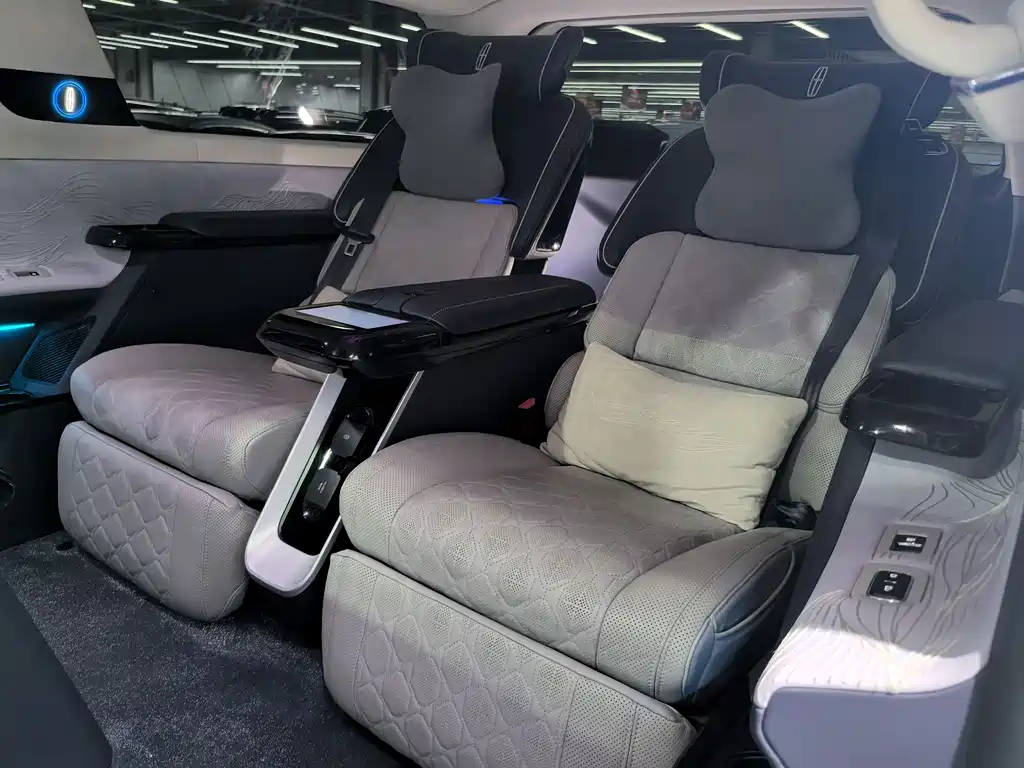 Lincoln Navigator One 2023 — фото 17