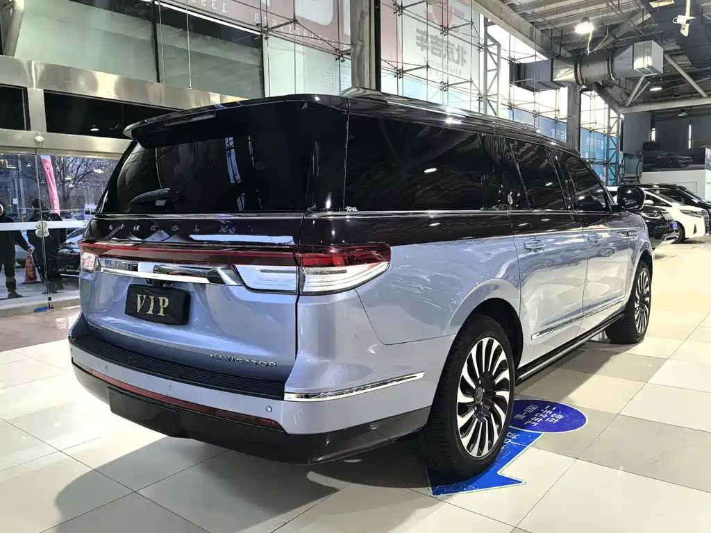 Lincoln Navigator One 2023 — фото 26