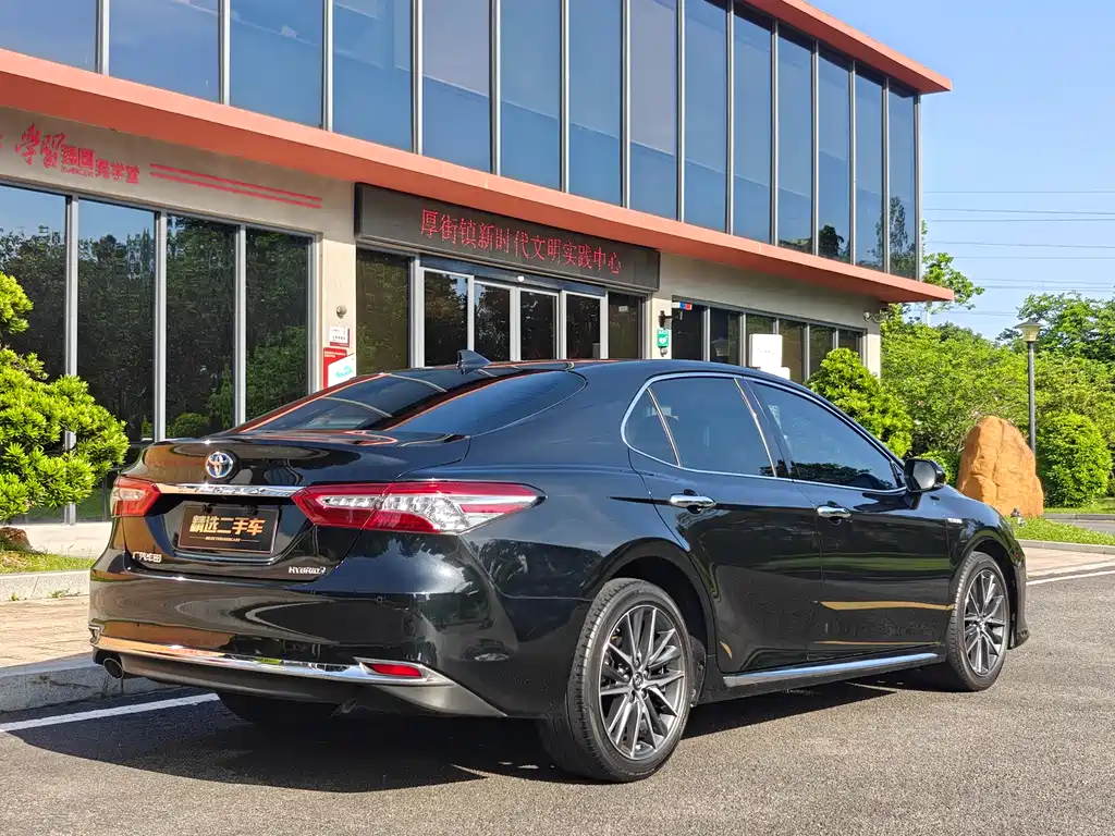 Toyota Camry 2023 — фото 4