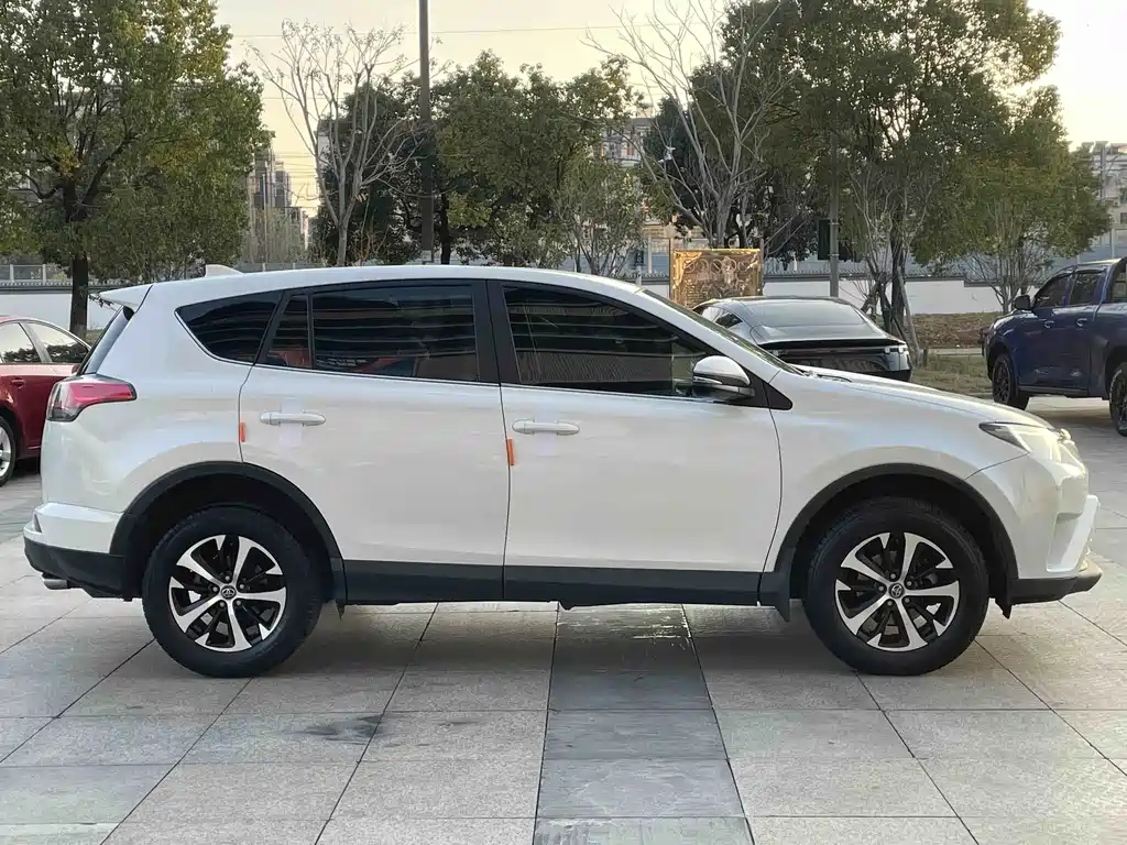 Toyota RAV4 2019 — фото 25
