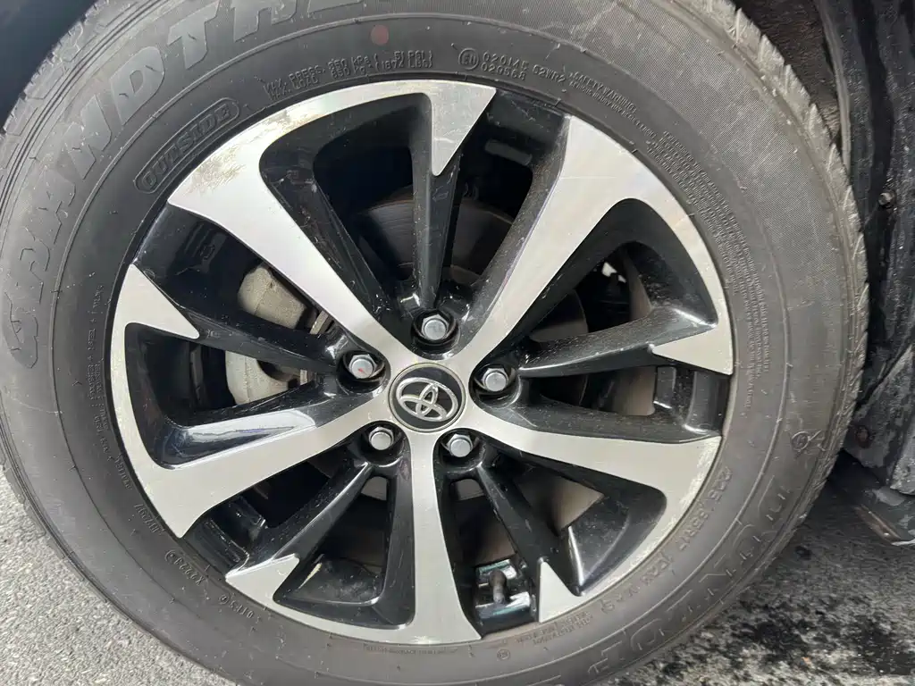 Toyota RAV4 2017 — фото 10