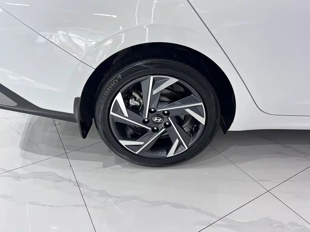 Hyundai Elantra 2023 — фото 19