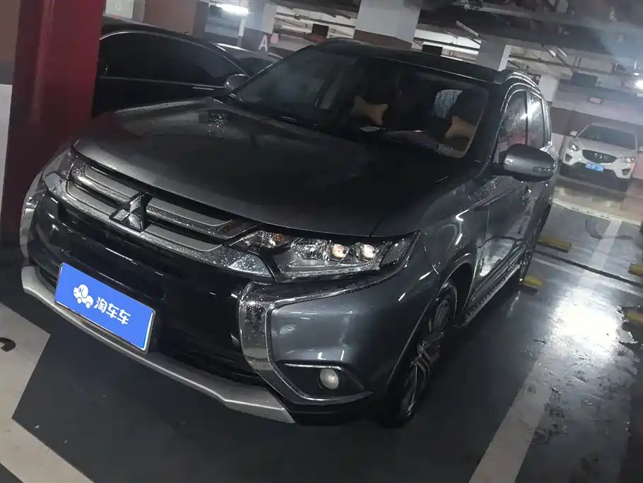 Mitsubishi Outlander 2018 — фото 1