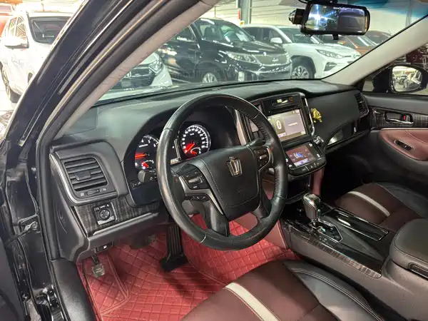 Toyota Crown 2015