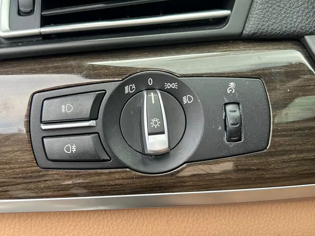 BMW 7 Series 2010 — фото 16