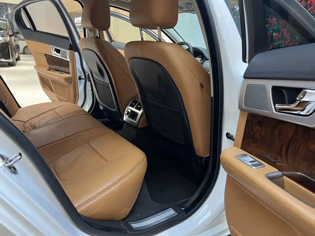 Jaguar XF 2015 — фото 12