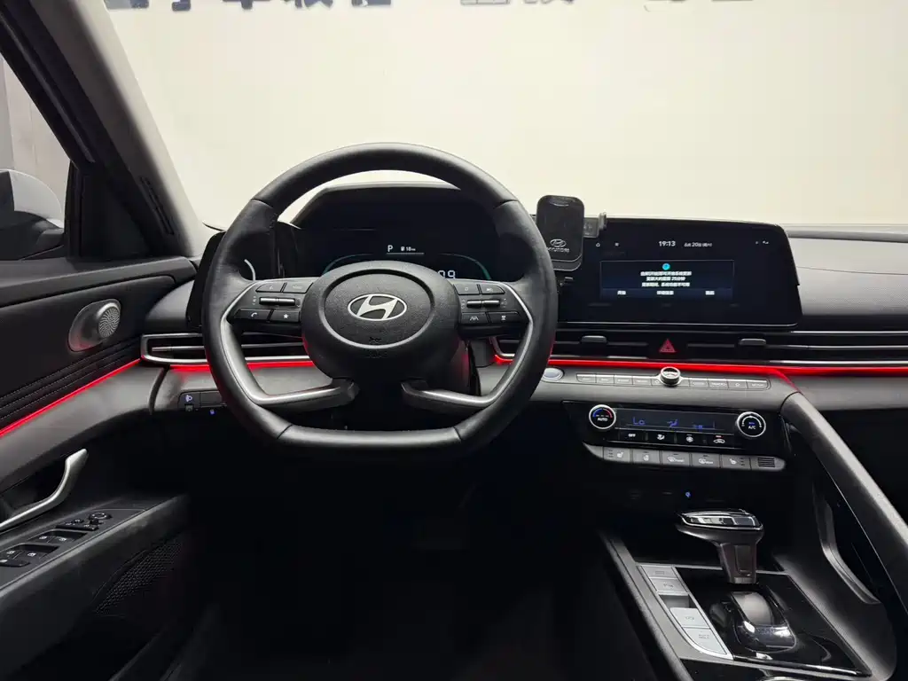 Hyundai Elantra 2023 — фото 10