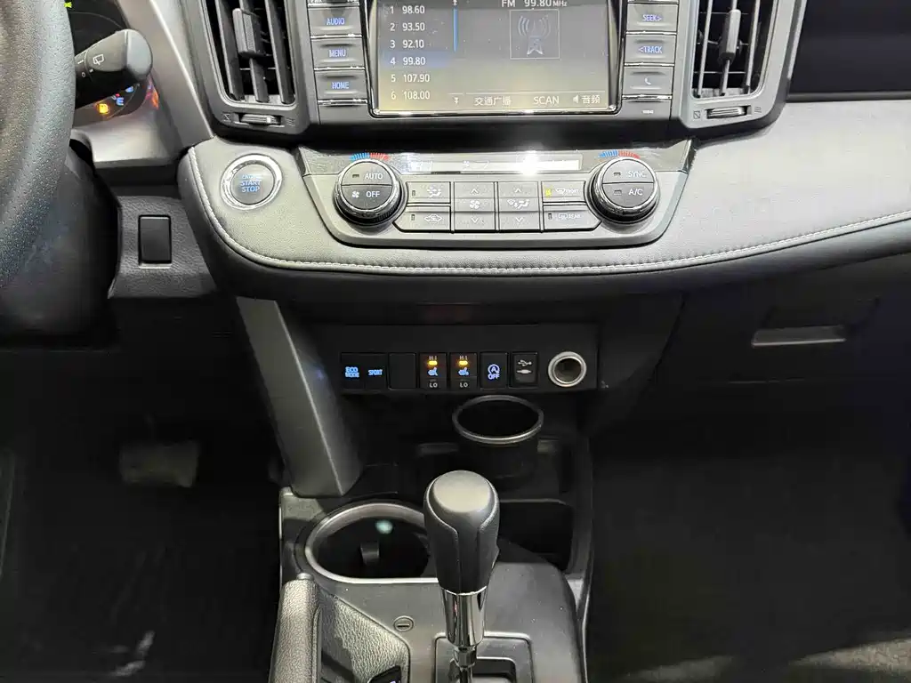 Toyota RAV4 2018 — фото 9