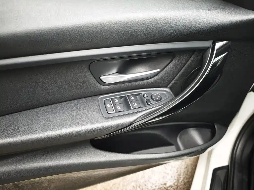 BMW 3 Series 2017 — фото 12
