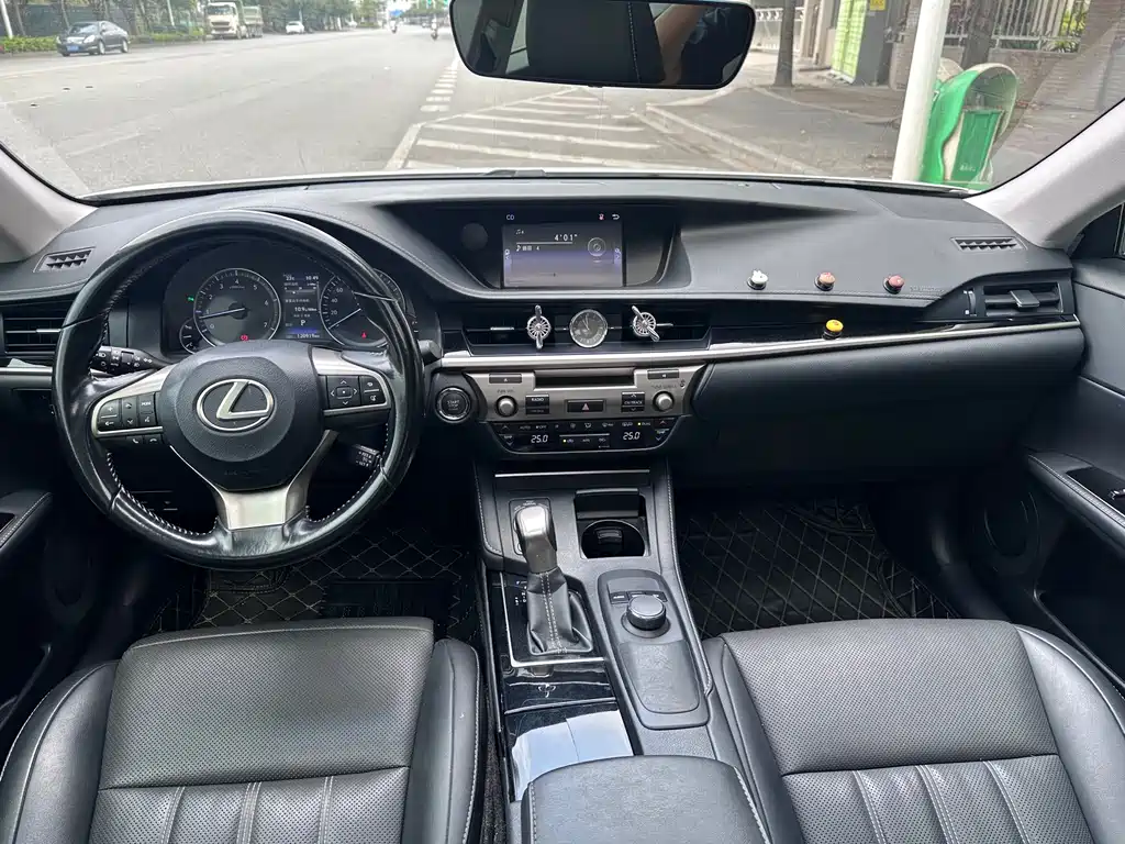 Lexus ES 2017 — фото 10