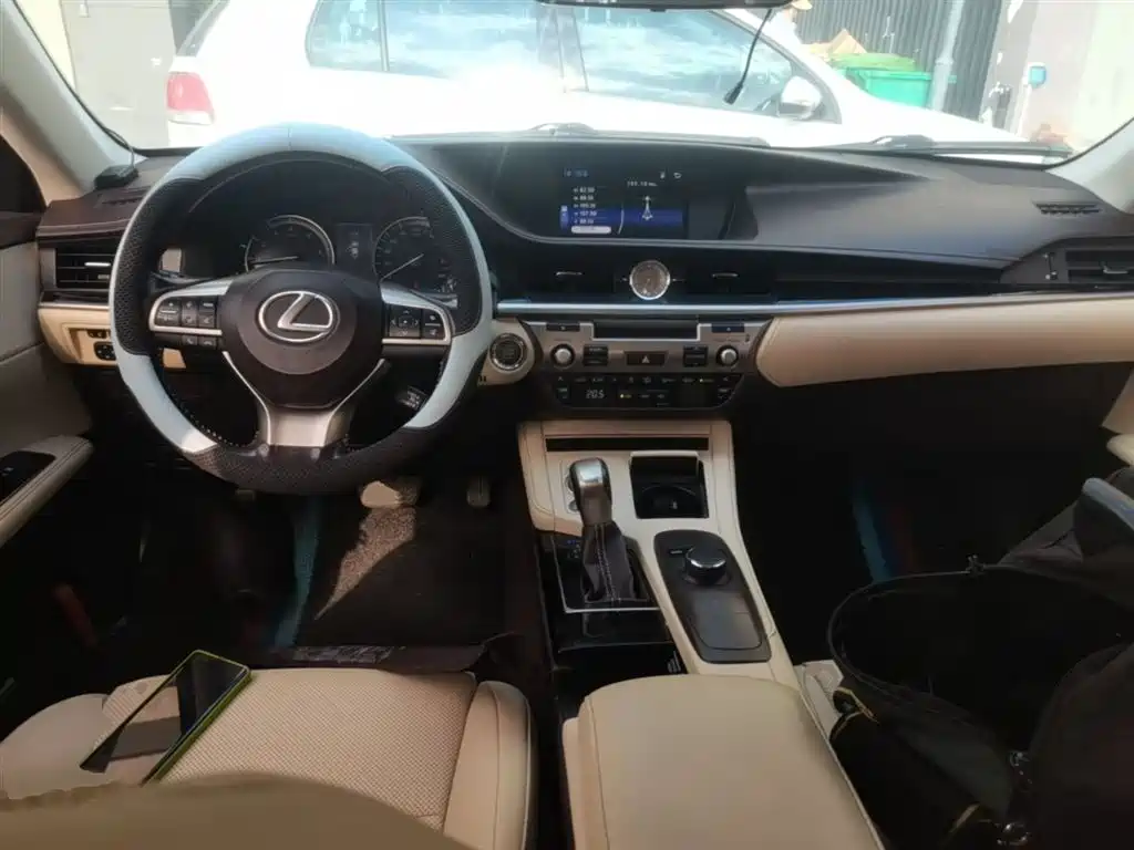 Lexus ES 2015 — фото 16