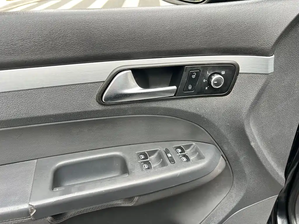 Volkswagen Touran 2015 — фото 18