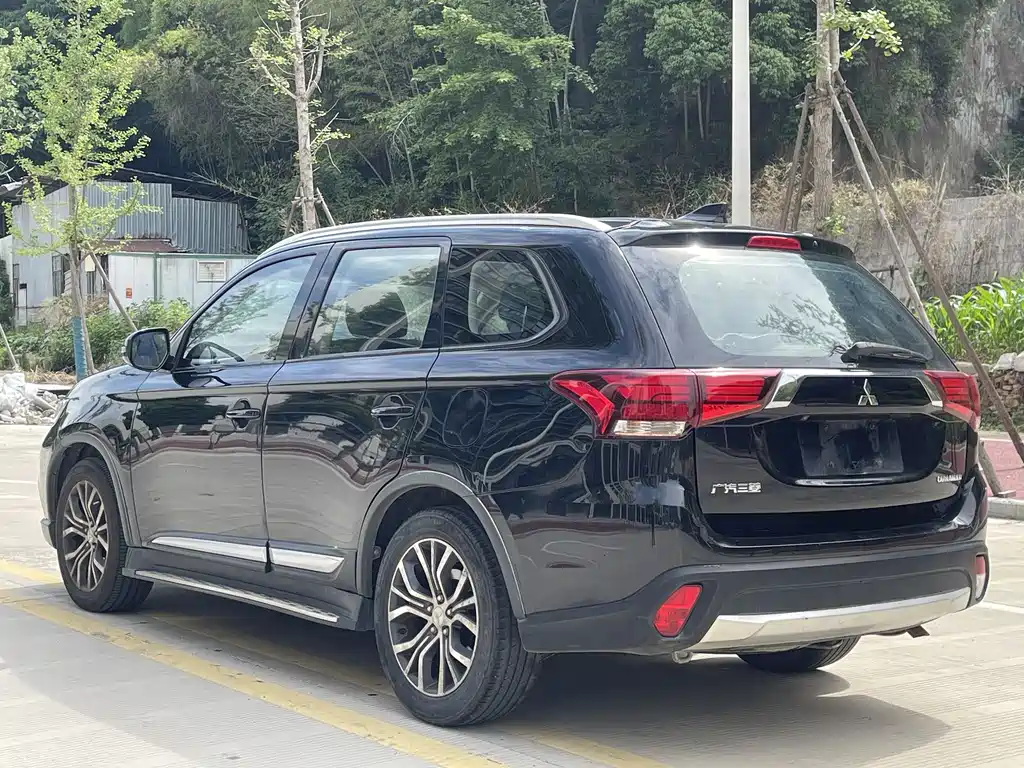 Mitsubishi Outlander 2018 — фото 10