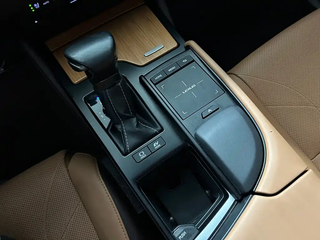 Lexus ES 2019 — фото 16
