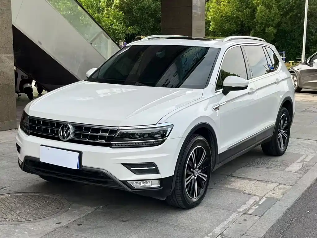 Volkswagen Tiguan L 2018 — фото 1