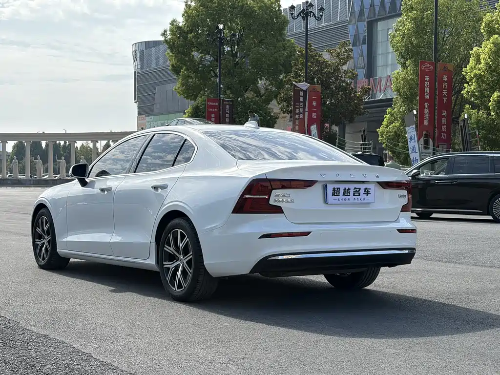 Volvo S60 2023 — фото 13