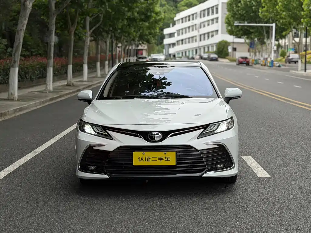 Toyota Camry 2023 — фото 2