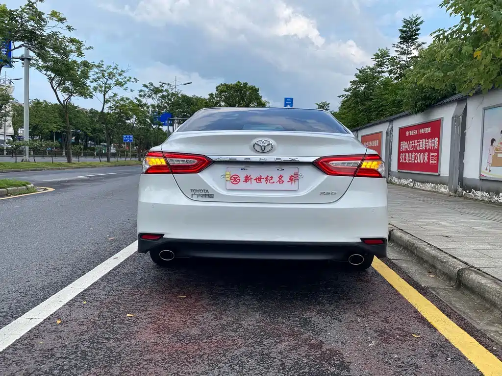 Toyota Camry 2019 — фото 10