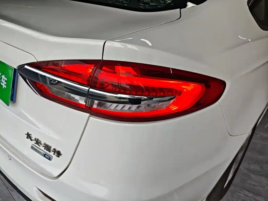 Ford Mondeo 2020 — фото 8