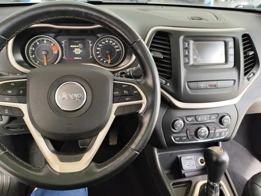 Jeep Cherokee 2017 — фото 12